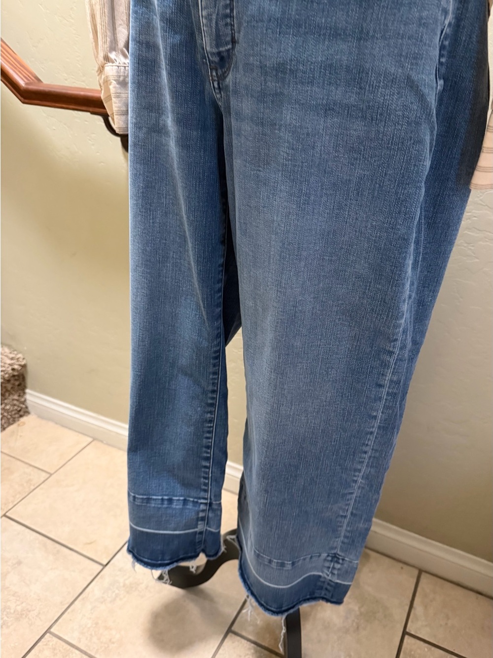White House Black Market Medium Blue Wide-Leg Cropped Jeans - Picture 3 of 5